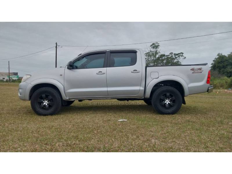 TOYOTA - HILUX - 2010/2010 - Prata - R$ 90.000,00