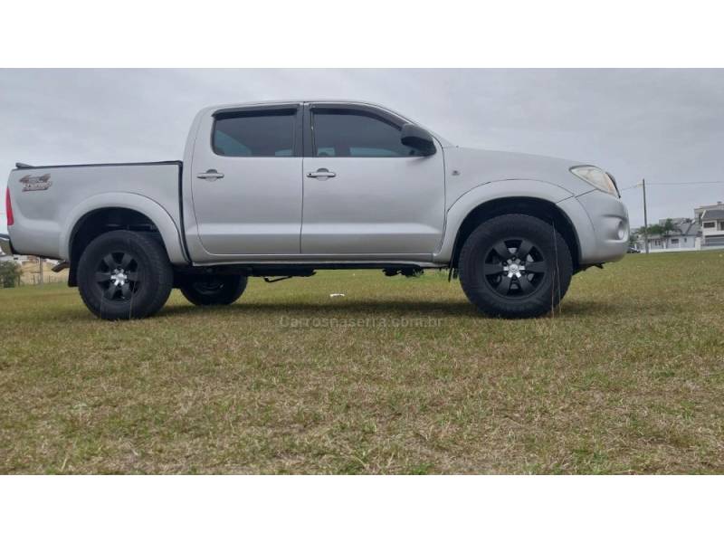 TOYOTA - HILUX - 2010/2010 - Prata - R$ 90.000,00