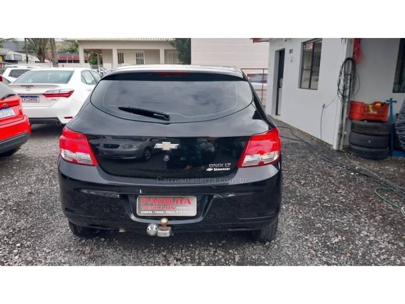 CHEVROLET - ONIX - 2014/2015 - Preta - R$ 43.900,00