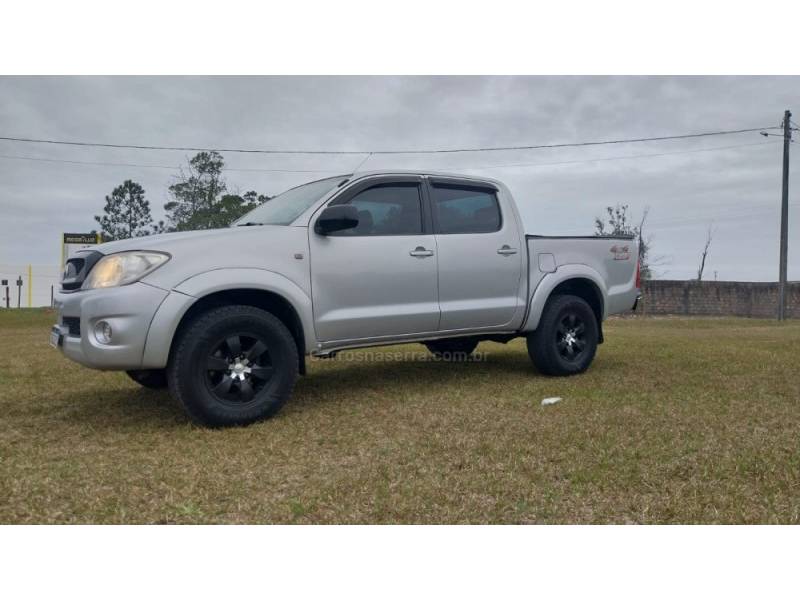 TOYOTA - HILUX - 2010/2010 - Prata - R$ 90.000,00