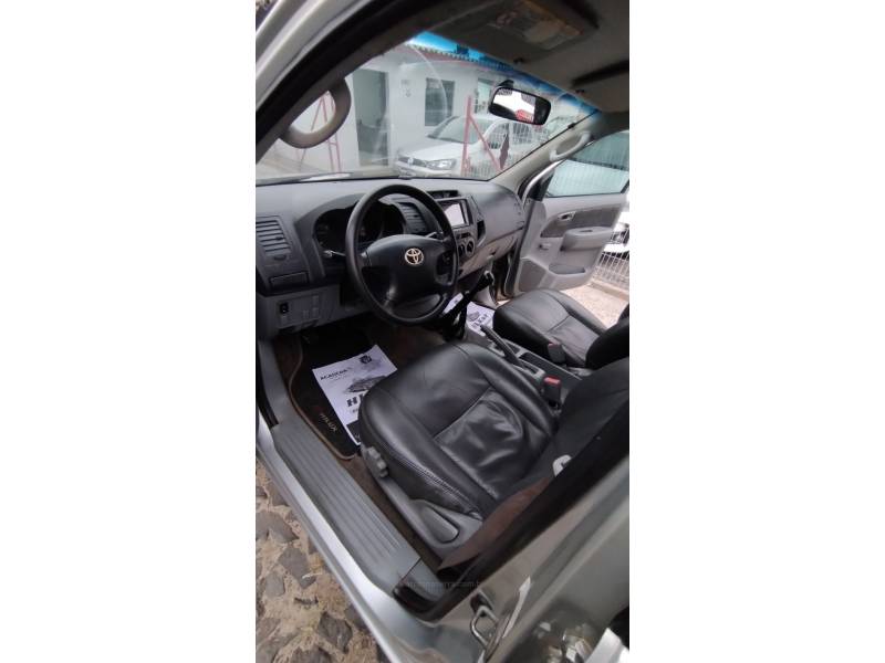 TOYOTA - HILUX - 2010/2010 - Prata - R$ 90.000,00