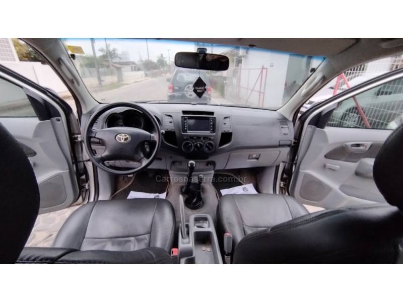 TOYOTA - HILUX - 2010/2010 - Prata - R$ 90.000,00