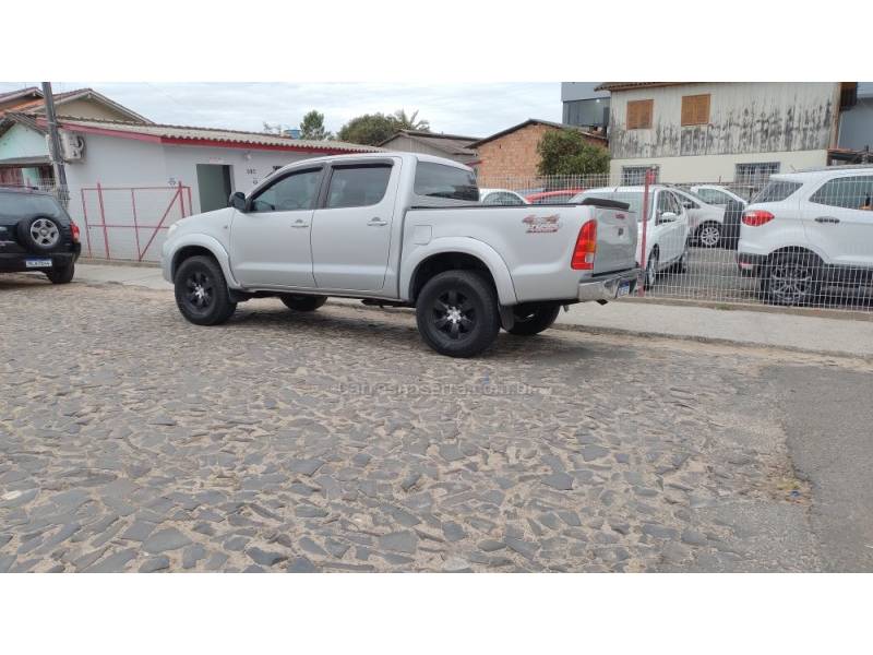 TOYOTA - HILUX - 2010/2010 - Prata - R$ 90.000,00