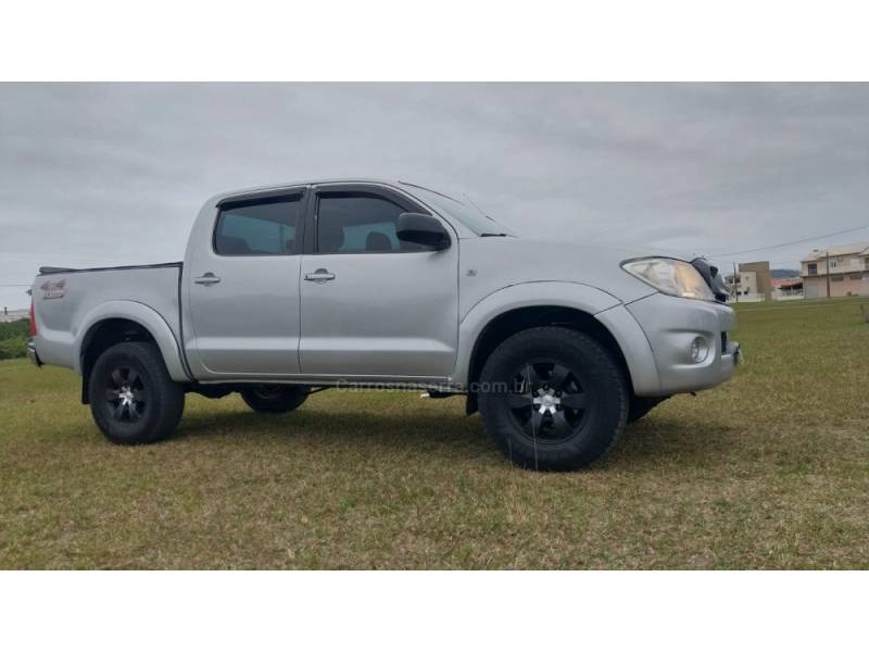 TOYOTA - HILUX - 2010/2010 - Prata - R$ 90.000,00