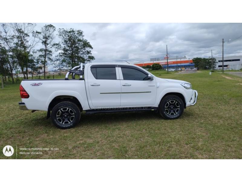 TOYOTA - HILUX - 2020/2020 - Branca - R$ 190.000,00