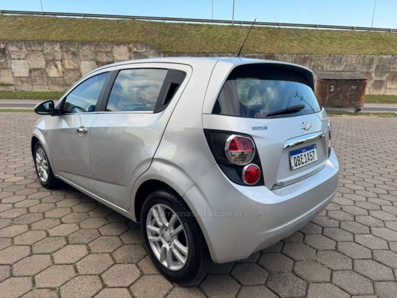 CHEVROLET - SONIC - 2013/2014 - Prata - R$ 45.000,00