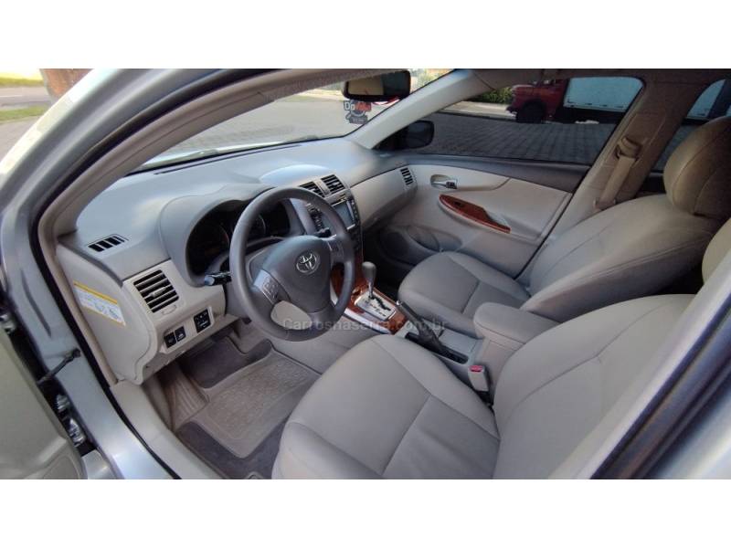 TOYOTA - COROLLA - 2009/2010 - Prata - R$ 58.900,00